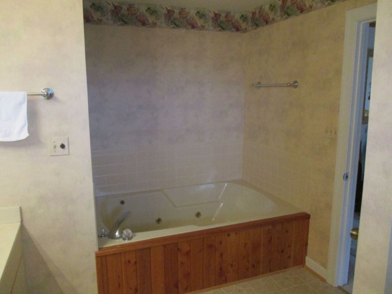 bath before remodel